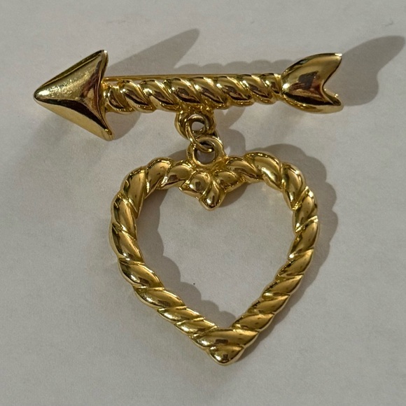 Jewelry - Gold Heart Arrow Brooch
